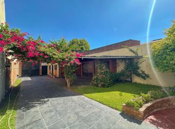 Casa · 200m² · 5 Ambientes · 4 Cocheras · Casa en Venta en Remedios de Escalada Lanus