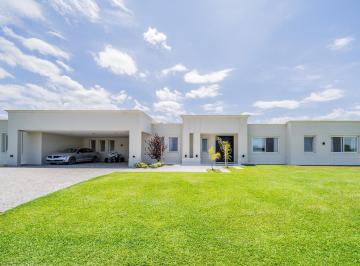 Casa · 278m² · 8 Ambientes · 1 Cochera · Casa en Venta 6 Ambientes Barrio Cerrado Zona Oeste Comarcas de Lujan