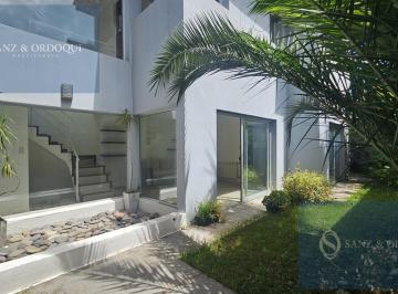Casa · 210m² · 5 Ambientes · 2 Cocheras · Casa en La Perla · 5 Amb con Jardín y Cochera Triple