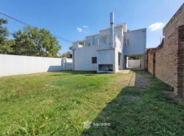 Casa · 147m² · 7 Ambientes · 3 Cocheras · Venta | Permuta - Casa de 3 Dorm., con Jardín y Parrillero - Fisherton - Apta Crédito.