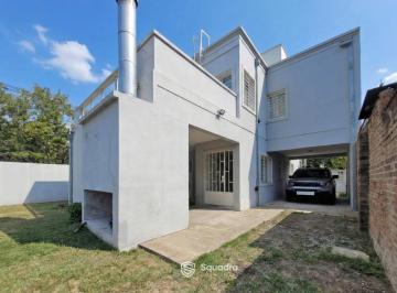 Casa · 147m² · 7 Ambientes · 3 Cocheras · Venta | Permuta - Casa de 3 Dorm., con Jardín y Parrillero - Fisherton - Apta Crédito.