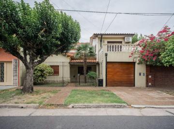 Casa · 155m² · 5 Ambientes · 3 Cocheras · Casa de 5 Ambientes, con Fondo Libre en Ramos Mejía!