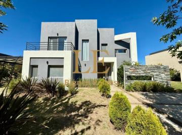 Casa · 216m² · 5 Ambientes · 4 Cocheras · Venta de Casa en El Canton