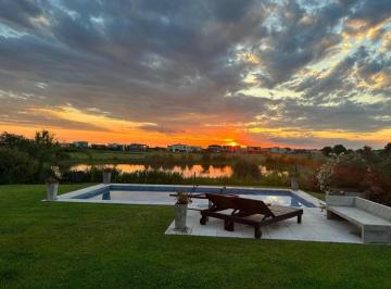 Casa · 221m² · 5 Ambientes · 6 Cocheras · Casa a La Venta en El Canton