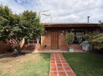 Casa · 90m² · 4 Ambientes · 3 Cocheras · Chalet en Venta en R. Calzada