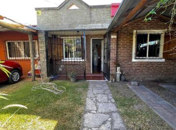 Casa · 150m² · 4 Ambientes · 2 Cocheras · Venta, Casa, 4 Ambientes, Apto Crédito, Estudio, Cochera, Piscina, Jardín, Villa Udaondo, Ituzaingó.
