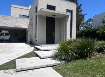 Casa · 264m² · 5 Ambientes · 3 Cocheras - Brunet Propiedades · A La Venta - Refugio de Ensueño en Barrio Terralagos - Canning
