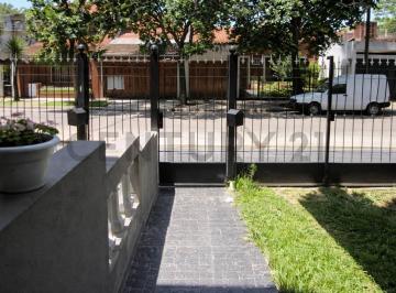 Casa · 136m² · 5 Ambientes · 1 Cochera · Impecable Triplex 5 Ambientes con Playroom y Cochera en Ubicación Estratégica – Florida Oeste