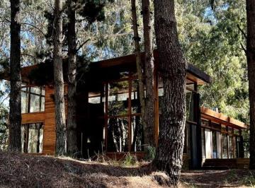 Casa de 5 ambientes, Costa Esmeralda · Hermosa Cabaña en El Barrio Bosques en Costa Esmeralda. Sobre Gran Lote de 1.300 m², 148 Cubiertos.