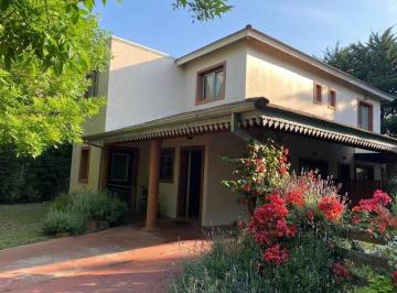 Casa · 210m² · 5 Ambientes · 2 Cocheras · Casa en Alquiler en El Recodo con Pileta