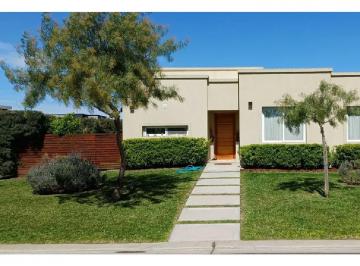 Casa · 120m² · 4 Ambientes · 2 Cocheras · Casa en Venta en Santa Elena