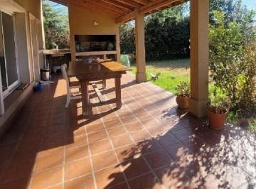 Casa · 132m² · 4 Ambientes · 1 Cochera · Casa en Venta en El Recodo con Jardín