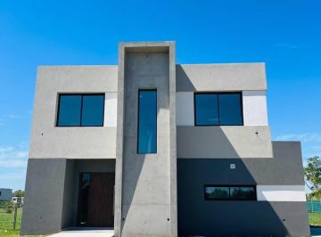 Casa · 176m² · 4 Ambientes · 2 Cocheras · Casa en Venta en Santa Elisa con Parrilla