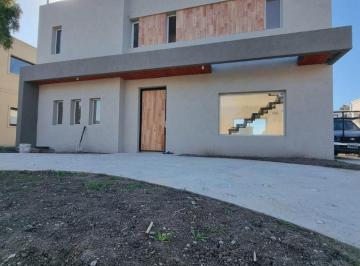 Casa · 140m² · 4 Ambientes · 1 Cochera · Casa en San Ramón