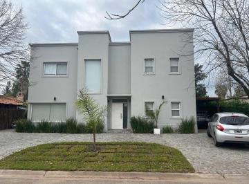 Casa · 210m² · 5 Ambientes · 1 Cochera · Casa en St. Matthews Village