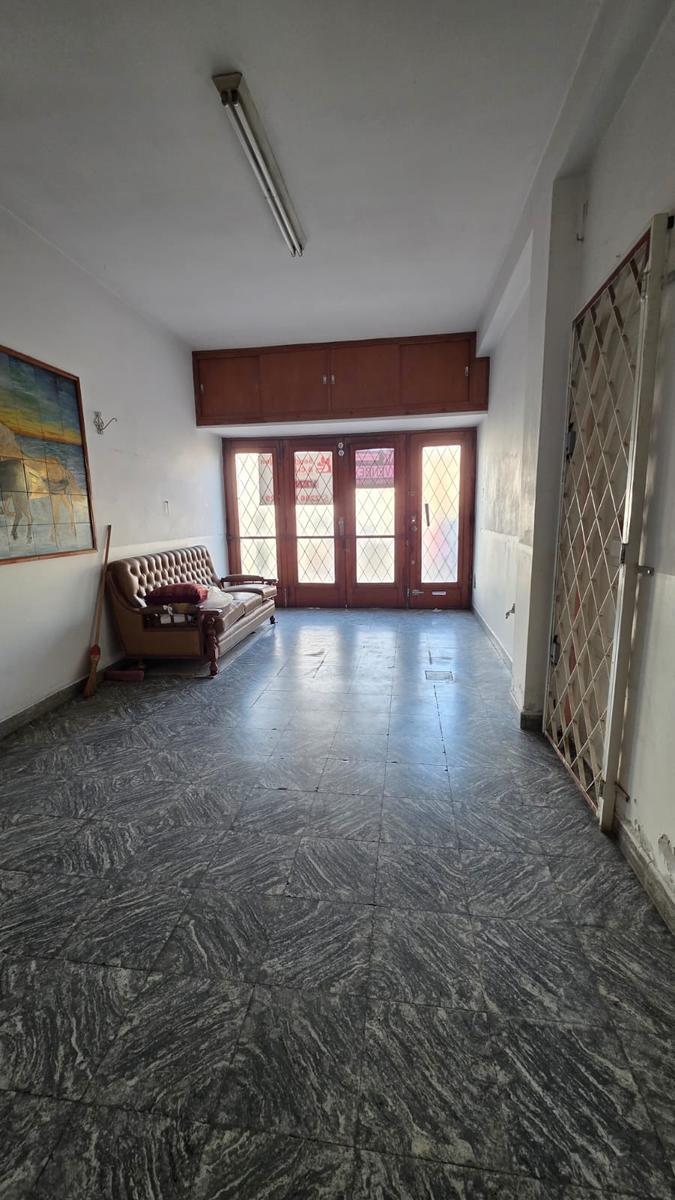 Casa en lote de 8,66 x 17,32 con garage y patio — Mar del Plata
