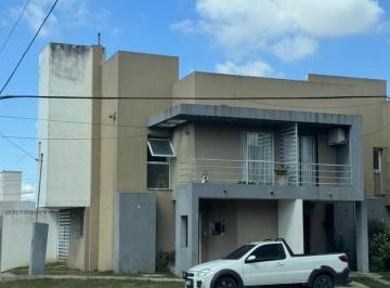 Casa · 140m² · 4 Ambientes · 2 Cocheras · Exc Duplex Vta 3 Dorm Iriarte Esq 6 de Julio en Grand Bourg