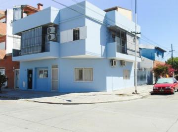 Casa · 200m² · 3 Ambientes · Casa con Terraza, Balcones y Espacios Múltiples en Diseño Fu