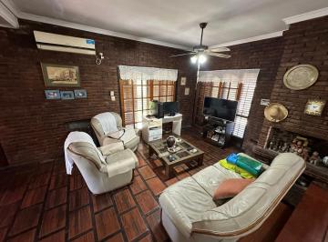 Casa · 220m² · 6 Ambientes · 3 Cocheras · Casa en Venta en Paso del Rey 6 Ambientes