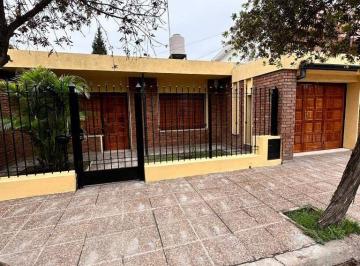 Casa · 154m² · 8 Ambientes · 1 Cochera · Venta Casa de Tres Dorm. - Villa Argentina