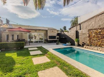 Casa · 150m² · 3 Ambientes · 3 Cocheras · Casa | 3 Ambientes | Minimalista | Piscina | Fondo Libre | Villa Luzuriaga