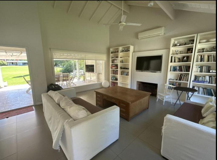 Casa · 120m² · 5 Ambientes · 2 Cocheras