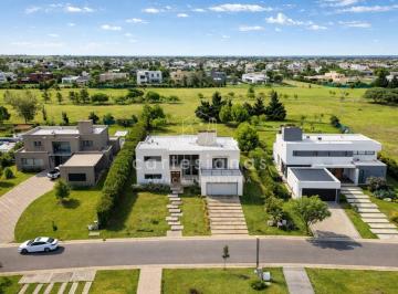 Casa · 445m² · 10 Ambientes · 2 Cocheras · La Cascada | Casa de 4 Dorm. Fondo Golf/norte