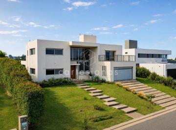 Casa · 445m² · 10 Ambientes · 2 Cocheras · La Cascada | Casa de 4 Dorm. Fondo Golf