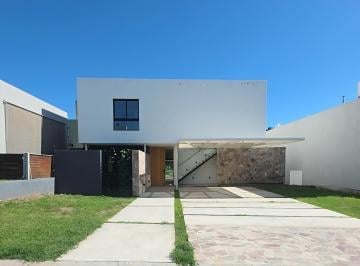 Casa · 218m² · 4 Ambientes · 2 Cocheras · Casa en Venta en Cañitas Barrio Privado