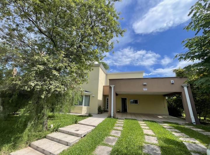 Casa · 200m² · 8 Ambientes · 2 Cocheras