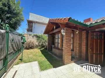 Casa · 170m² · 5 Ambientes · 2 Cocheras · Chalet 5 Ambientes en Quilmes con Quincho y Verde