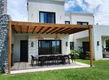 Casa · 1342m² · 5 Ambientes · 1 Cochera · Casa en Alquiler Temporal, en El Barrio Los Robles, Haras Santa Maria, Escobar, G. B. a Norte