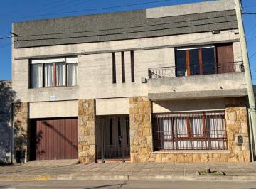 Casa · 208m² · 4 Dormitorios · 2 Cocheras · Casa en Dos Plantas de 4 Dorm.