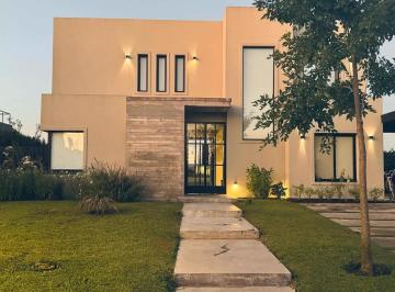 Casa · 210m² · 5 Ambientes · 1 Cochera · Casa en Venta en El Cantón a La Laguna con Pileta