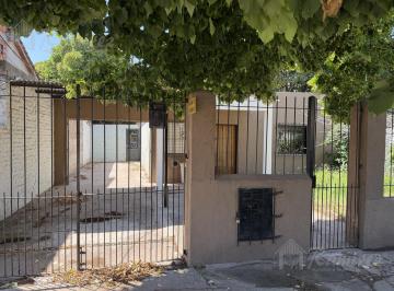 Casa · 150m² · 3 Ambientes · 1 Cochera · Casa 3 Ambientes con Parque en Alquiler - Moreno