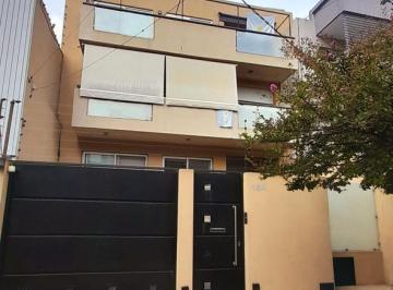 Departamento · 74m² · 3 Ambientes · 1 Cochera · La Calabria - Excelente Semipiso de 3 Amb, con Balcón y Cochera!