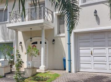 Frente Barrio Privado · Residencia de Gran Categoría en Barrio Privado.