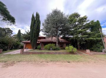 Casa · 700m² · 7 Ambientes · 1 Cochera · Gulliver Nº 759 - Zona B5