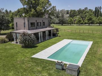 Casa · 103m² · 3 Ambientes · 3 Cocheras · Casa en Venta en Lote Central de Chacras del Molino.