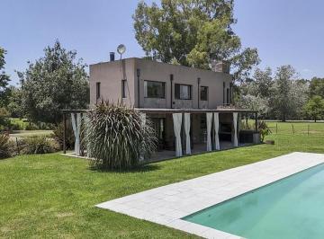 Casa · 103m² · 3 Ambientes · 3 Cocheras · Casa en Venta en Lote Central de Chacras del Molino.