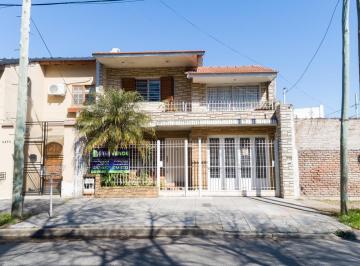 Casa · 180m² · 4 Ambientes · 1 Cochera · Casa 4 Ambientes con Garage, Parque y Quincho