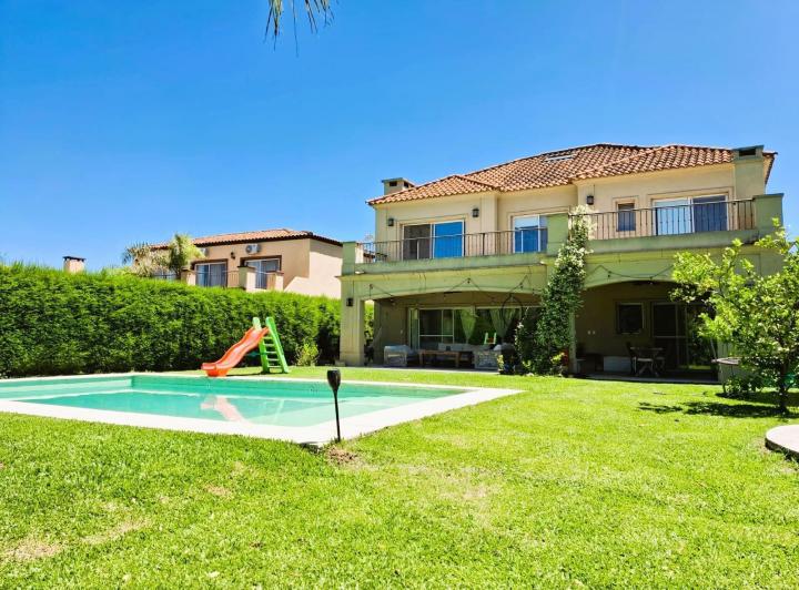 Casa · 250m² · 7 Ambientes · 6 Cocheras
