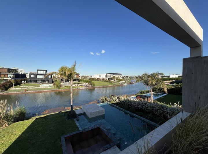 Casa · 322m² · 5 Ambientes · 2 Cocheras