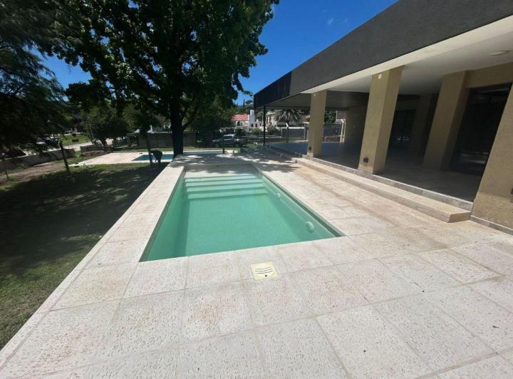 Casa · 400m² · 7 Ambientes · 2 Cocheras