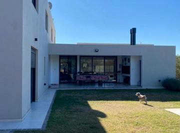 Casa · 350m² · 9 Ambientes · 2 Cocheras · Casa en Venta La Pankana 5 Dorm.