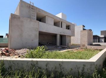 Casa · 143m² · 4 Ambientes · 2 Cocheras · Casa en Venta en Docta Urbanizacion