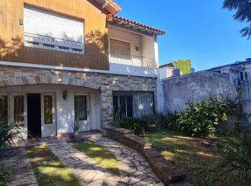 Casa · 166m² · 4 Ambientes · 2 Cocheras · Casa de 2 Plantas con Fondo Libre en Lomas de Zamora Oeste