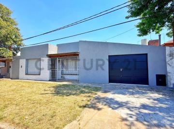 Casa · 81m² · 3 Ambientes · Venta de Casa de 2 Dorm. con Cochera en Tolosa