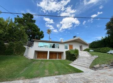 Casa · 395m² · 11 Ambientes · 2 Cocheras · Hermosa Casa en Venta con 5 Dorm., Patio, Pileta y Quincho