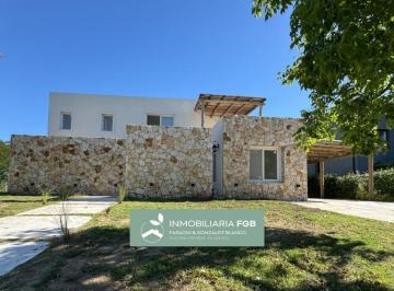 Casa · 270m² · 7 Ambientes · 6 Cocheras · Casa a La Laguna en Venta en Barrio Islas - El Cantón, Escobar | 4 Dorm. | Cochera Cubierta |